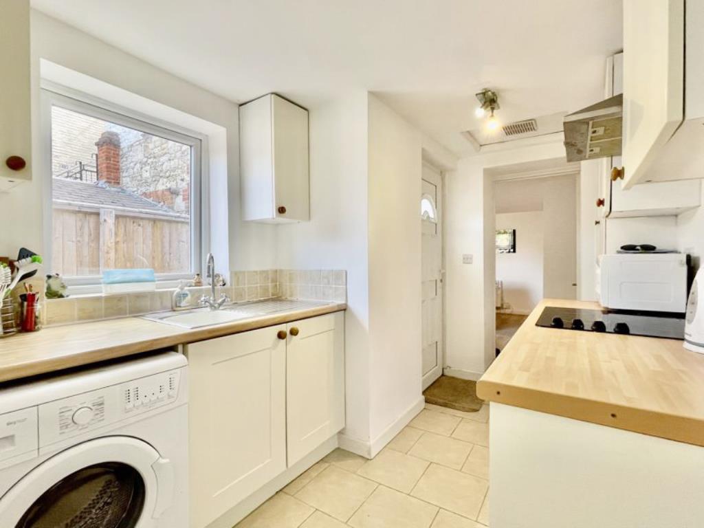 Lot: 25 - TOWN CENTRE GARDEN FLAT - Kitchen of garden flat in central ryde